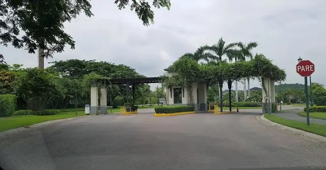 Impresionante Mansión Frente Al Río en Urb Ribera de Batán